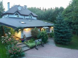 ein Haus mit Metalldach und einigen Pflanzen in der Unterkunft Jasionowy Gaj in Jasionowo