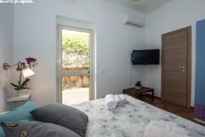 Una televisión o centro de entretenimiento en B&B Villa Eleonora