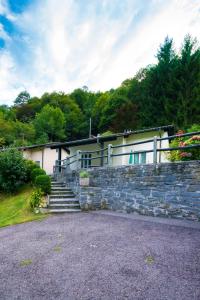 una casa con una pared de piedra y escaleras en Cà Ala Cros, en Gerra Verzasca