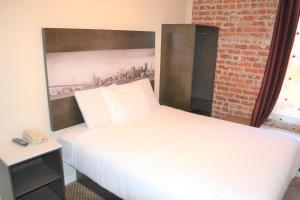 Un pat sau paturi într-o cameră la Inn on Folsom