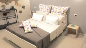A bed or beds in a room at Giader's House - Free Parking
