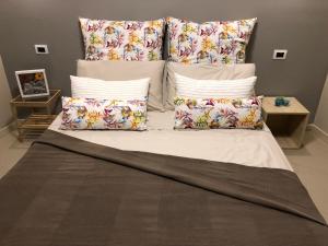 A bed or beds in a room at Giader's House - Free Parking