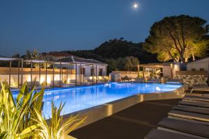 ein großer Swimmingpool in der Nacht mit Lichtern in der Unterkunft Samian Mare Hotel, Suites & Spa in Karlovasi