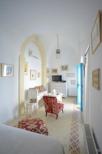 een slaapkamer met een bed en een woonkamer bij Dar R'Bat, Maison d'Hôtes de charme in Nabeul