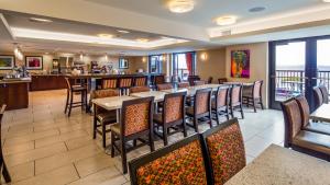 een restaurant met tafels en stoelen en een bar bij Best Western View of Lake Powell Hotel in Page