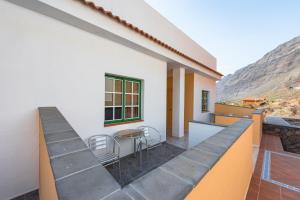 un balcón de una casa con mesa y sillas en Apartamentos Las Casitas, en La Frontera