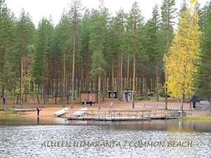 een meer met een dok midden in een bos bij Rokua Ahveroinen A3 in Rokua