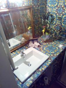 bagno con lavandino e specchio di La Belle Maison a Siena