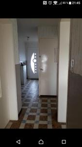 BlessyGîte chez Danielle的一间空房间,有门,铺有瓷砖地板