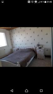 1 dormitorio con 1 cama, 2 mesas y una ventana en Gîte chez Danielle, en Blessy