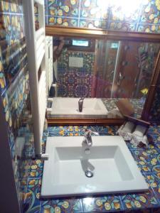 bagno con lavandino e specchio di La Belle Maison a Siena