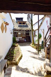 an outside view of a house with a courtyard at Suítes no Centro Histórico de Paraty in Paraty