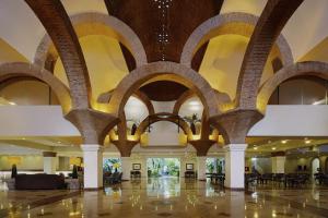 Velas Vallarta Suite Resort All-Inclusive في بويرتو فايارتا: صورة لوبي بسقوف مقوسة