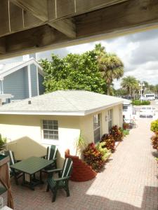 una casa y un patio con mesa y sillas en Sand Glo Villas en Clearwater Beach