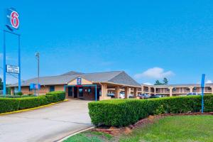 aury inn suites on the park building at Motel 6-Marshall, TX in Marshall