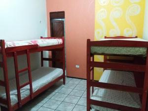 - une chambre avec 2 lits superposés dans l'établissement Pousada Santa Helena, à Juazeiro do Norte