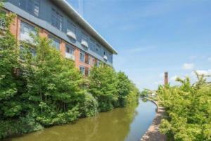 Imagen de la galería de 4B Loft Penthouse Industrial decor with canal & city views, en Coventry