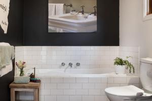 een badkamer met een bad, een toilet en een wastafel bij Old Chilli Daylesford in Daylesford