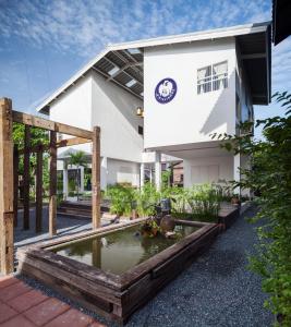 
a large white building with a large window at Krodyle Mindfulness House in Phra Nakhon Si Ayutthaya
