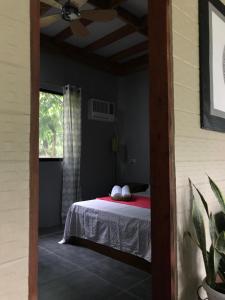 Tempat tidur dalam kamar di Laguna Loft Camiguin