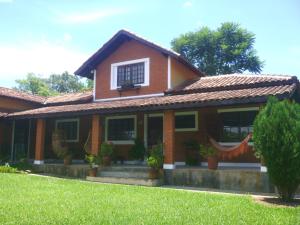 a house with a green lawn in front of it at Recanto de Oryon in São Pedro