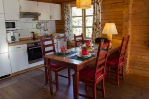 eine Küche mit einem Tisch und Stühlen in einer Hütte in der Unterkunft Ferienhaus am Zylinderberg in Zislow