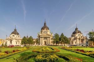 un jardín frente a un edificio con flores en Mystic Apartment, en Budapest