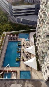 una vista aérea de una piscina junto a un edificio en One Pacific Residence Condominium Tower C-16N, en Mactan