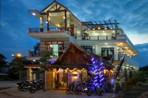 un edificio con motocicletas estacionadas frente a él en Hoi An Sea Sunset Homestay and Bar, en Hoi An