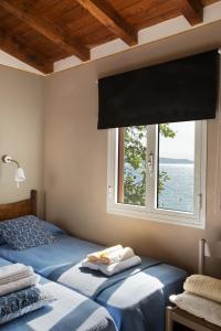 1 dormitorio con 2 camas y ventana en Campeggio Ideal Molino, en San Felice del Benaco