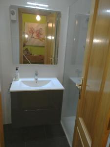 コンバーロにあるCalle Maceiras, 1 - 1Bのバスルーム(洗面台、鏡付)