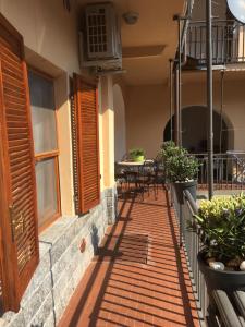 einen Balkon mit Tischen und Stühlen auf einem Gebäude in der Unterkunft appartamento - Casa la botola - in Alba