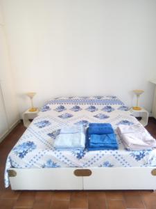 una camera da letto con un letto con lenzuola blu e bianche di La Terrazza a Stresa