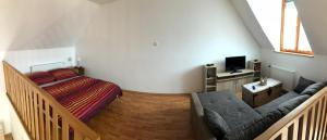 een slaapkamer met een bed en een bank in een kamer bij s'Schnoganeschd in Nemesvid