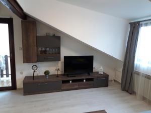 ein Wohnzimmer mit einem Flachbild-TV auf einem Entertainment-Center in der Unterkunft Apartman Mohenski in Zagreb