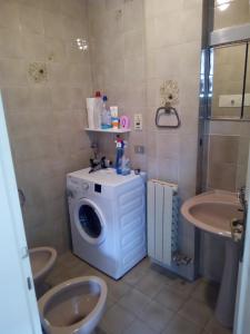 un bagno con lavatrice e lavandino di La Terrazza a Stresa