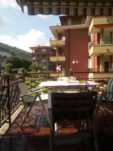 un tavolo e delle sedie sul balcone di un palazzo di La Terrazza a Stresa