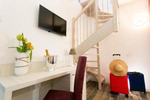 TV a/nebo společenská místnost v ubytování Guest House DOLCE LAGUNA 2 + 23 fotografií