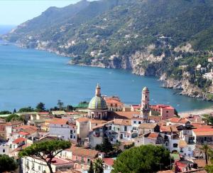 a town on a hill with a body of water at Casa Vacanza Giovanna in Vietri sul Mare