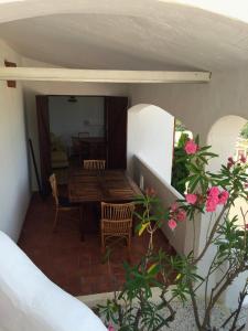 レスカラにある115 Carrer Punta Montgóのテーブルと椅子付きの家のバルコニーから景色を望めます。