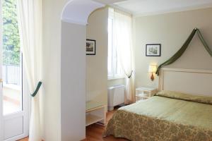 سرير أو أسرّة في غرفة في Villa La Mirabella