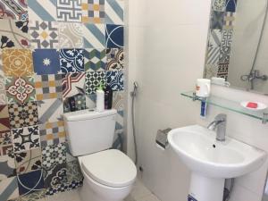 une salle de bain avec toilettes et lavabo dans l'établissement Dolphin Home, à Dong Hoi 37 autres photos