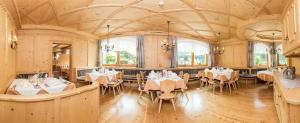 Restoran või mõni muu söögikoht majutusasutuses Aktiv & Vitalhotel Bergcristall
