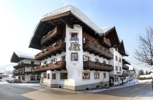 un edificio con un reloj al costado. en Hotel Kirchenwirt, en Kirchberg in Tirol
