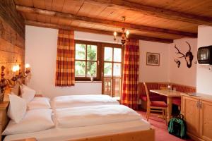 Ένα ή περισσότερα κρεβάτια σε δωμάτιο στο Hotel Kirchenwirt