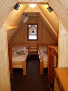 Habitación pequeña con 2 camas en una cabaña en Bungalovy pri Hoteli Spojar, en Žiar