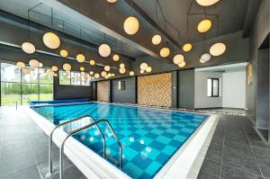 班斯科的住宿－3 Mountains Hotel，一个带蓝色瓷砖和灯光的游泳池