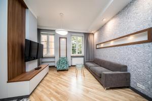 uma sala de estar com um sofá e uma televisão em Apartment PREMIUM Old Town by Your Freedom em Varsóvia