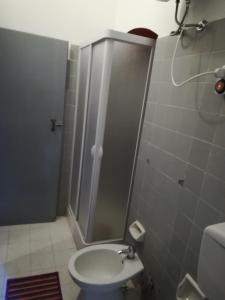 La salle de bains est pourvue d'une douche, de toilettes et d'un lavabo. dans l'établissement Casa in palazzo Graffeo Sven, à Palerme