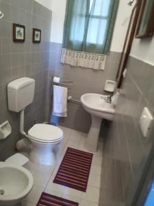 La salle de bains est pourvue de toilettes et d'un lavabo. dans l'établissement Casa in palazzo Graffeo Sven, à Palerme